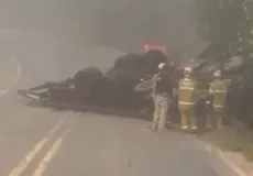 Motorista morre após caminhão carregado de móveis tombar na BR-101, em Itabela