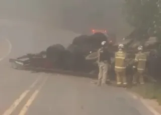 Motorista morre após caminhão carregado de móveis tombar na BR-101, em Itabela