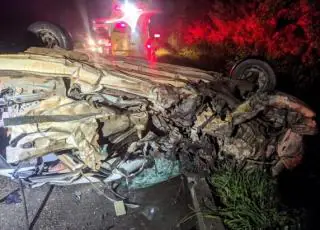 Motorista morre após perder controle do carro e colidir com carreta na BR 101