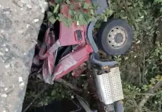 Motorista morre e ajudante fica gravemente ferido após caminhão cair de ponte em Eunápolis