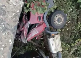Motorista morre e ajudante fica gravemente ferido após caminhão cair de ponte em Eunápolis