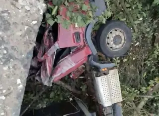 Motorista morre e ajudante fica gravemente ferido após caminhão cair de ponte em Eunápolis