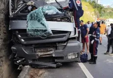 Motorista morre e quatro pessoas ficam feridas em grave acidente entre carretas e carros na BR-101, em Pedro Canário