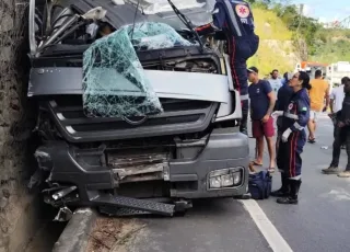 Motorista morre e quatro pessoas ficam feridas em grave acidente entre carretas e carros na BR-101, em Pedro Canário