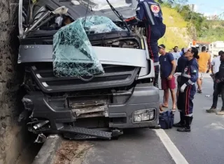 Motorista morre e quatro pessoas ficam feridas em grave acidente entre carretas e carros na BR-101, em Pedro Canário