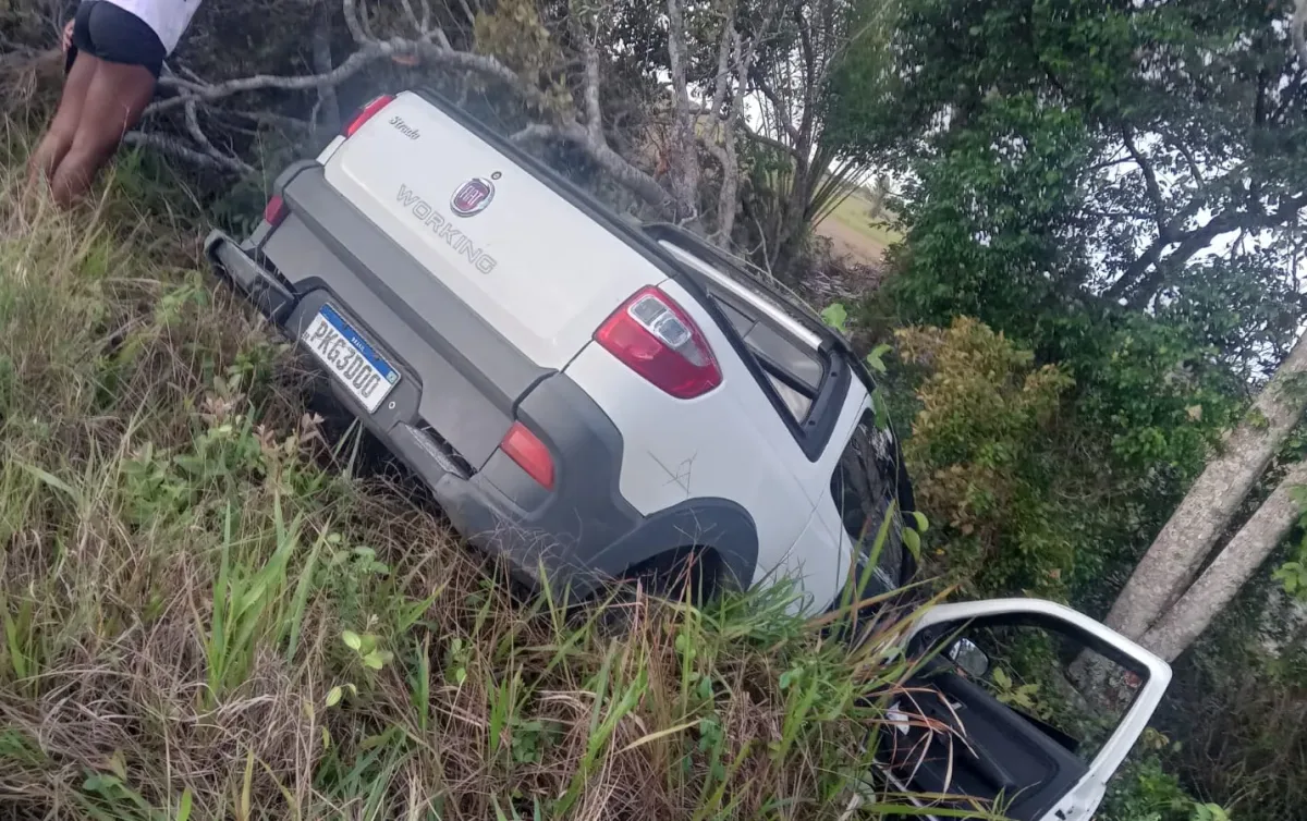 Motorista perde o controle e caminhão baú tomba no trevo do Novo Prado -  Bahia ExtremoSul