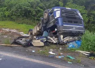 Motorista morre preso às ferragens após caminhão capotar na Curva da Tarifa na BR 101