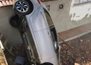 Motorista perde a direção e carro cai dentro do muro de um colégio em Itamaraju