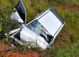 Motorista perde controle de carro, cai em ribanceira e morre preso às ferragens