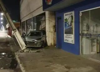 Motorista perde controle do carro, invade contramão e quase derruba poste