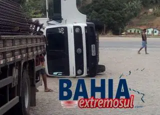 Motorista perde o controle e caminhão baú tomba no trevo do Novo Prado