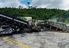 Motorista suspeito de causar acidente na BR-116 que matou 41 pessoas se entrega à polícia em Minas Gerais