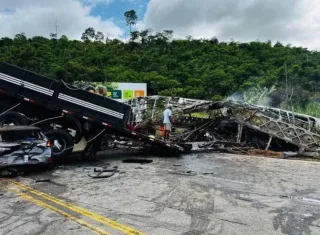 Motorista suspeito de causar acidente na BR-116 que matou 41 pessoas se entrega à polícia em Minas Gerais