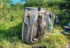 Motorista tenta desviar de cachorro capota carro e deixa quatro feridos na BR 418 em Caravelas