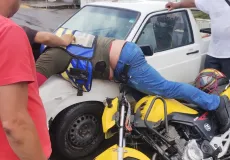 Mototaxi fica ferido em colisão com carro no centro de Itamaraju