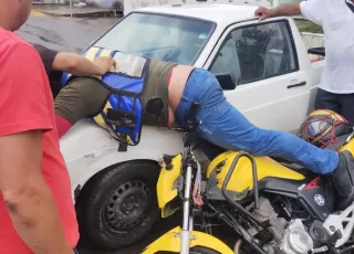 Mototaxi fica ferido em colisão com carro no centro de Itamaraju
