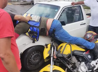 Mototaxi fica ferido em colisão com carro no centro de Itamaraju