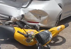 Mototaxista fica ferido após colisão com Corolla em Itamaraju
