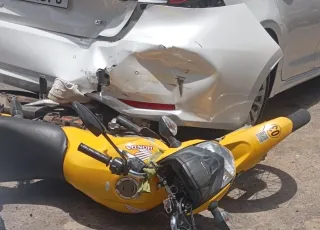 Mototaxista fica ferido após colisão com Corolla em Itamaraju