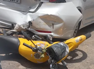 Mototaxista fica ferido após colisão com Corolla em Itamaraju