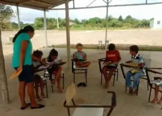 Mucuri -  Alunos estudam debaixo de barracão por falta de vagas na escola do Assentamento Jequitibá