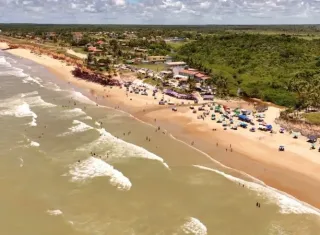 Mucuri assume gestão de praias urbanas e amplia responsabilidade sobre ordenamento e proteção da orla