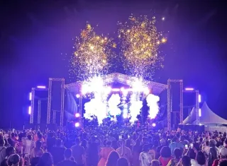 Mucuri reúne artistas locais e nacionais no 2º dia do Festival da Virada 2024 na Arena Praia da Barra