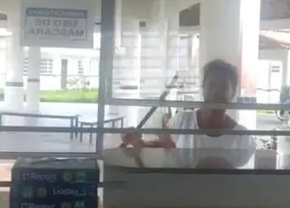 Mulher com facão invade e causa pânico em escola de Porto Seguro