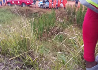 Mulher com garganta cortada tem corpo jogado dentro de brejo às margens da BR-101 , em Teixeira de Freitas