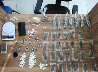 Mulher com passagem por tráfico é detida com drogas em Porto Seguro