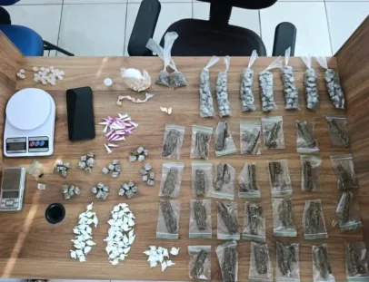 Mulher com passagem por tráfico é detida com drogas em Porto Seguro