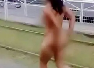 Mulher corre pelada pela rua para não ser morta pelo ex marido