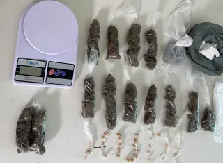 Mulher é presa com drogas em Medeiros Neto