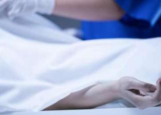 Mulher é embalsamada viva por acidente em cirurgia de rotina