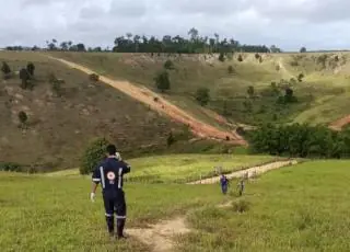 Mulher é encontrada morta, após ligar para polícia pedindo socorro