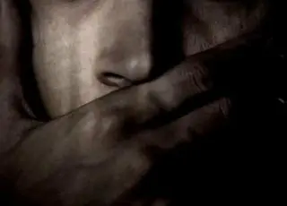 Mulher é estuprada enquanto dormia ao lado do marido