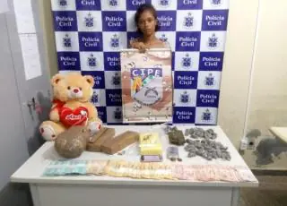 Mulher é flagrada com cocaína escondida dentro de urso de pelúcia