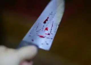 Mulher é morta a facadas na frente das quatro filhas