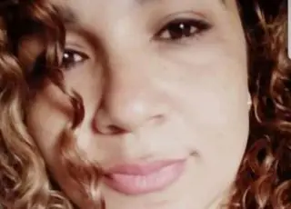 Mulher é morta a tiros na porta de casa. Ex-namorado é suspeito