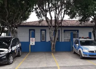 Mulher é presa após causar estragos em bar e carro em Teixeira de Freitas