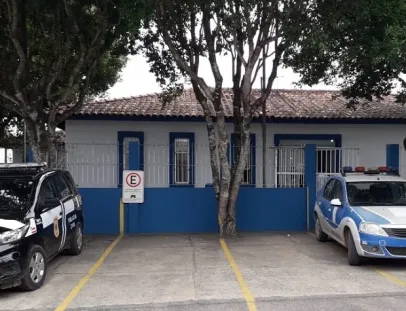 Mulher é presa após causar estragos em bar e carro em Teixeira de Freitas