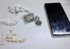 Mulher é presa após tentar descartar drogas ao ver viatura da PM em Eunápolis