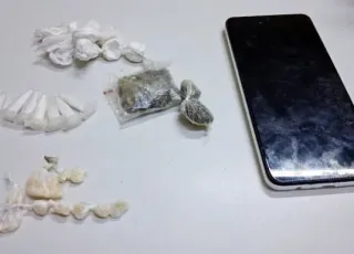 Mulher é presa após tentar descartar drogas ao ver viatura da PM em Eunápolis