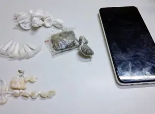 Mulher é presa após tentar descartar drogas ao ver viatura da PM em Eunápolis