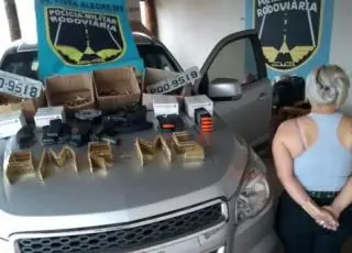Mulher é presa com fuzil e 2,5 mil munições; filha de 5 anos estava com ela na caminhonete