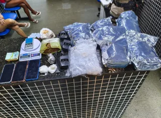 Mulher é presa com grande quantidade de drogas e dinheiro em Itamaraju