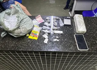 Mulher é presa pela PM  com drogas em Itamaraju