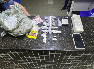 Mulher é presa pela PM  com drogas em Itamaraju