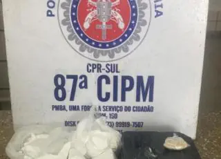 Mulher é presa pela PM transportando quase um quilo de cocaína em Teixeira de Freitas