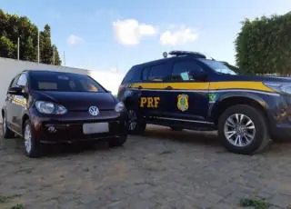 Mulher é presa pela PRF ao ser flagrada conduzindo veículo roubado em São Paulo
